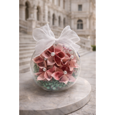 透明圓形亞克力球內精心擺放 鈔票摺成的招財花、永生花與水晶珠裝飾